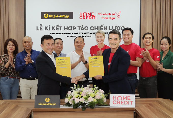 Ban Giám đốc Thế Giới Di Động và Home Credit  (từ trái qua)