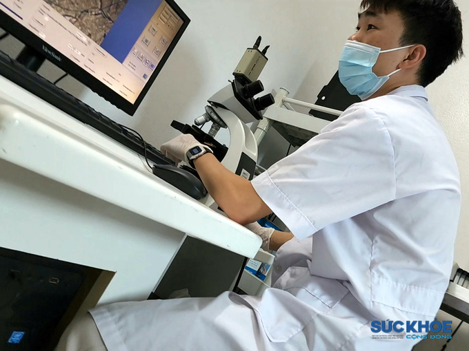 Nhân viên phòng khám Tiết niệu – Nam học tư vấn, phân tích kết quả xét nghiệm.