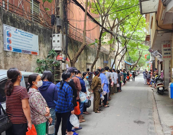 Mỗi tuần, tại con ngõ 15 Phương Mai, Đống Đa, Hà Nội, người dân đứng xếp hàng để nhận những suất cơm chay từ Nhóm Thiện nguyện An Vui 