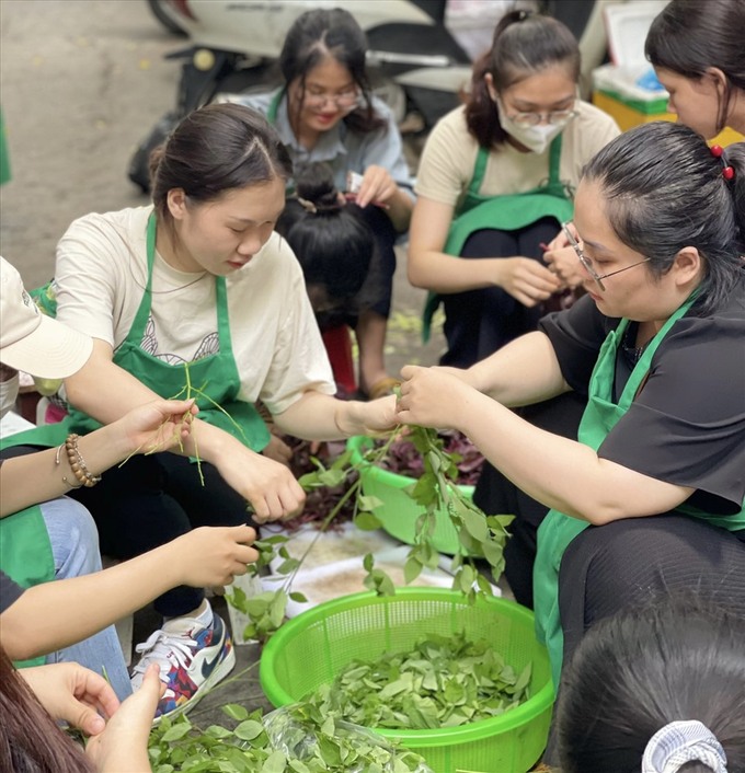Tình nguyện viên trong nhóm ở mọi độ tuổi và ngành nghề khác nhau, nhưng cùng chung tình yêu thương dành cho con người, họ đều tụ tập lại để trao đi yêu thương mỗi ngày