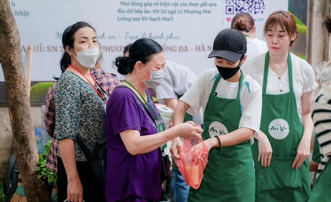 Những suất cơm chay thơm ngon được trao tận tay cho người dân