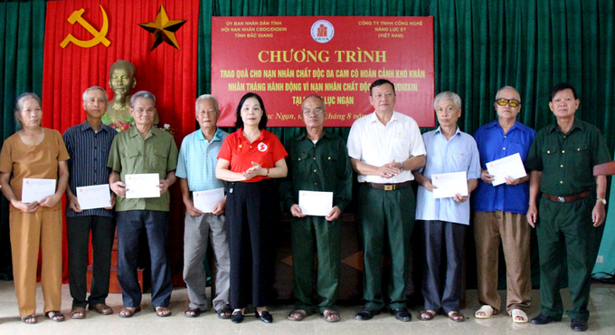 Lãnh đạo Hội Nạn nhân chất độc da cam/dioxin tỉnh trao quà cho các nạn nhân nhiễm chất độc hóa học, hoàn cảnh khó khăn tại huyện Lục Ngạn. Ảnh: Bacgiang.gov