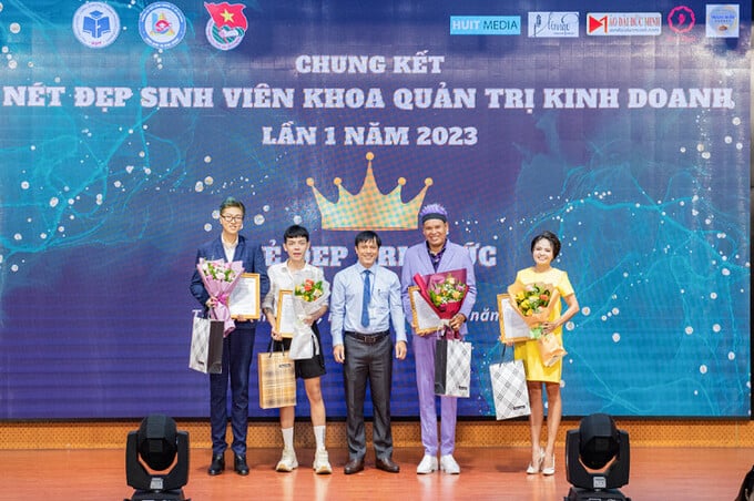 ThS. Đặng Văn Thọ - Bí thư Liên chi đoàn Khoa Quản trị kinh doanh tặng hoa và thư cảm ơn cho các Nhà tài trợ cuộc thi