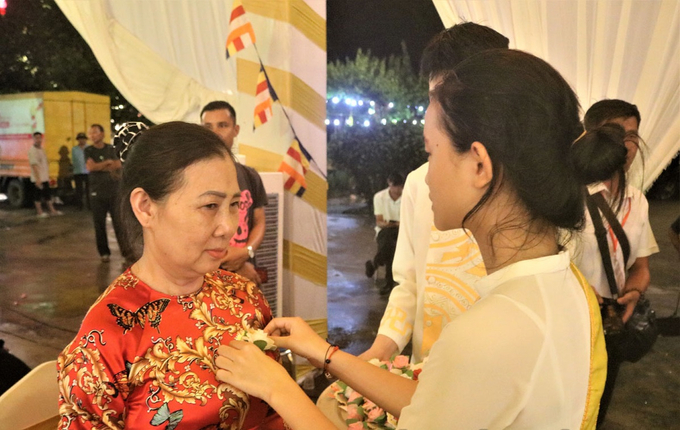 Nghi thức bông hồng cài áo