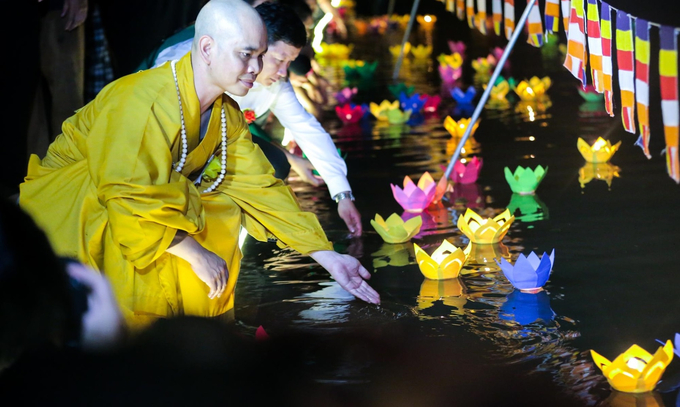 Đại đức Thích Trí Thịnh cùng hàng trăm phật tử và người dân tham dự Đại lễ Vu lan tại chùa Kim Sơn cùng thả đèn hoa đăng
