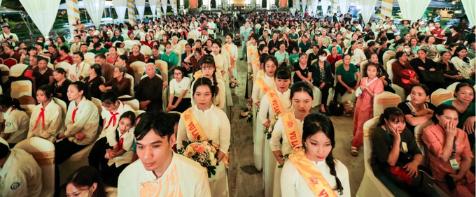 Hàng nghìn tăng ni, phật tử và người dân địa phương đến chùa cầu nguyện