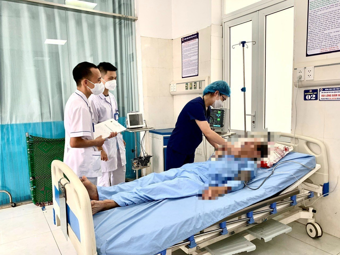 Bác sĩ thăm khám cho người bệnh sau cơn nguy kịch. Ảnh: Sở Y tế Phú Thọ