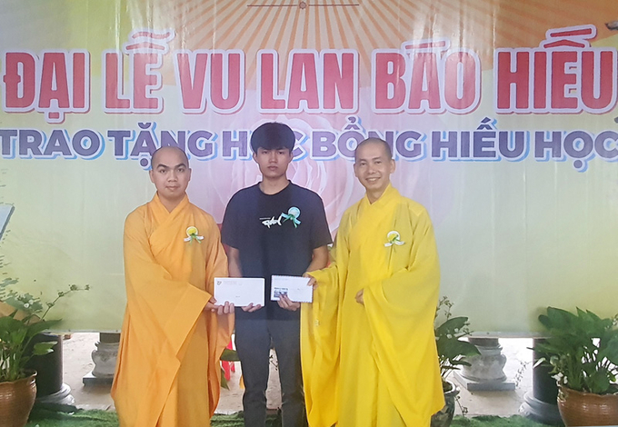 Trao quà động viên cho con cô giáo N.T.L. ở Trường mầm non xã Kim Thủy (Lệ Thủy) tử nạn do tai nạn giao thông