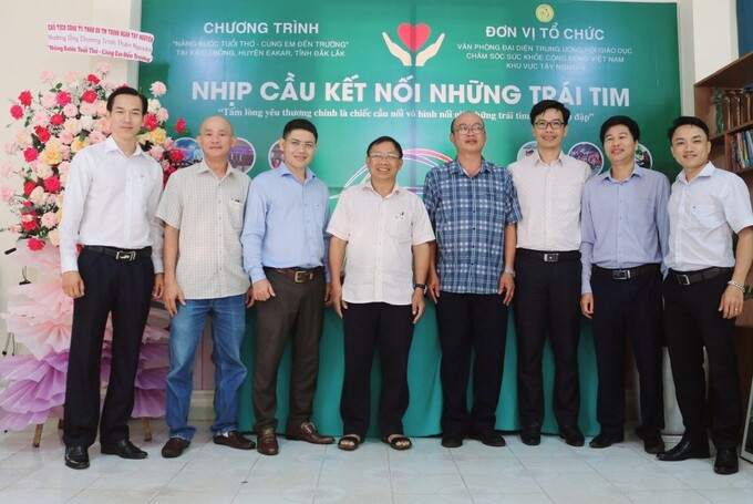 Ban tổ chức chương trình “Nâng bước tuổi thơ – Cùng em đến trường” phát động chương trình cùng quý nhà đồng hành (Ảnh: Trọng Dương)