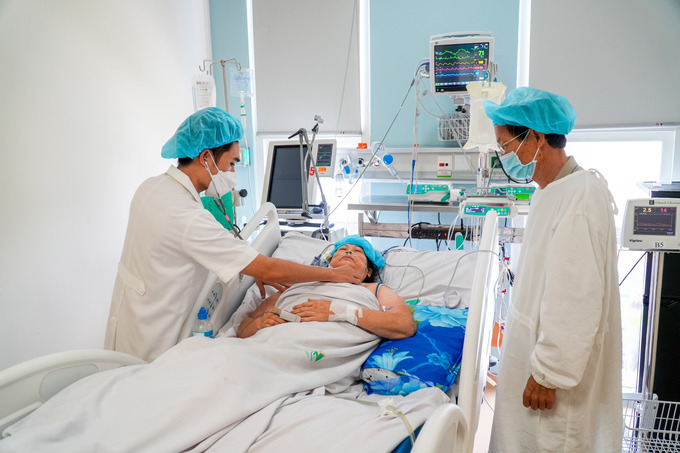 Các bác sĩ thăm khám cho bệnh nhân