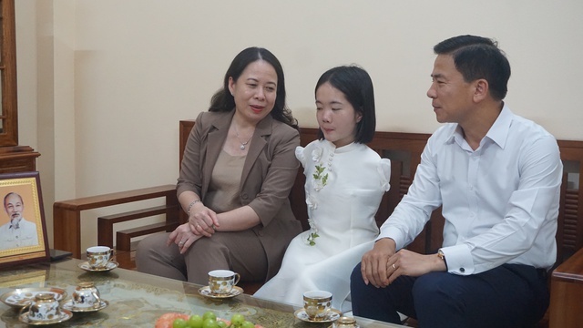 Phó chủ tịch nước Võ Thị Ánh Xuân cùng ông Đỗ Trọng Hưng, Bí thư Tỉnh ủy Thanh Hóa hỏi thăm và mong muốn cô giáo Lê Thị Thắm tiếp tục truyền cảm hứng và nghị lực cho học sinh. (Ảnh: Minh Hải)