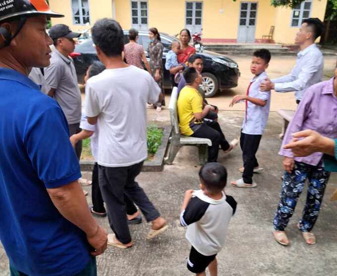Vụ nổ bóng bay trong ngày khai giảng khiến nhiều học sinh bị thương. Ảnh: Người dân cung cấp (Báo Lao động)