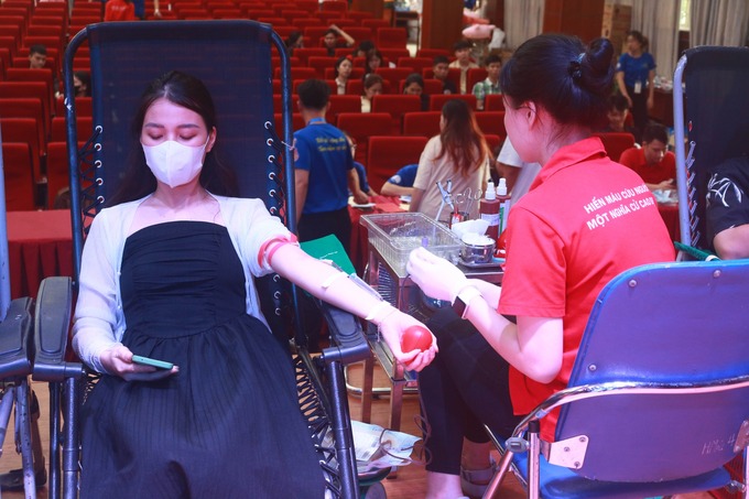 Các bạn sinh viên thực hiện hành động ý nghĩa là trao đi những giọt máu yêu thương