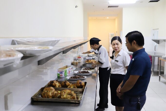 Công tác Vệ sinh an toàn thực phẩm luôn được giám sát, kiểm tra trong suốt thời gian lưu trú của các đội bóng. Ảnh: Sở Y tế Phú Thọ