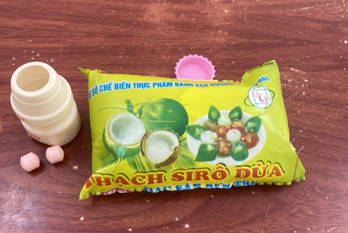 Những thực phẩm các em nghi bị ngộ độc đã mua và sử dụng đang được lấy mẫu gửi ngành chức năng thực hiện xét nghiệm. Ảnh: Báo Cao Bằng