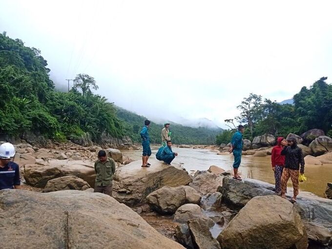 Hiện trường nơi anh Ph. đi qua sông và bị đuối nước thương tâm. Ảnh: Báo Lao động