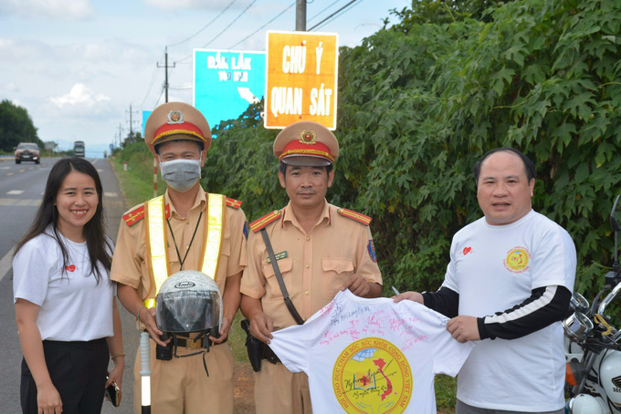 chữ ký của cán bộ chiến sĩ CSGT với thông điệp mỗi chữ ký nhắc nhở mọi người không uống rượu bia và đội mũ bảo hiểm khi tham gia giao thông