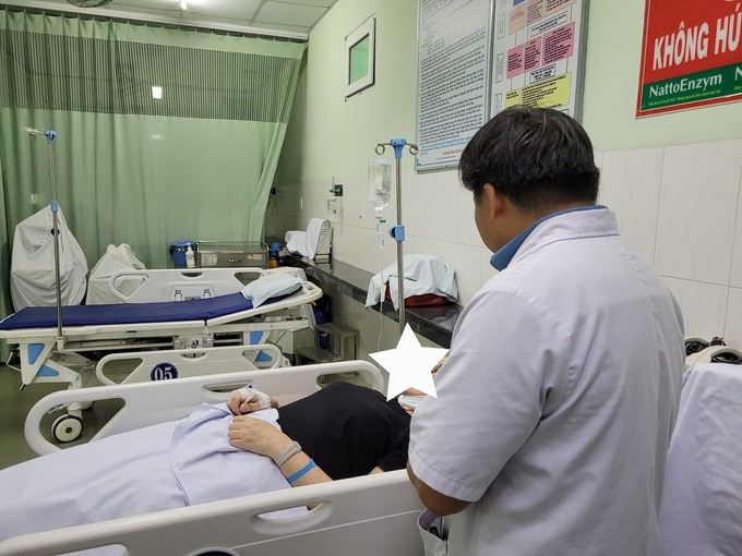 Bệnh nhân ngộ độc thực phẩm được điều trị tại Bệnh viện Đa khoa Vĩnh Đức. Ảnh: Báo Quảng Nam
