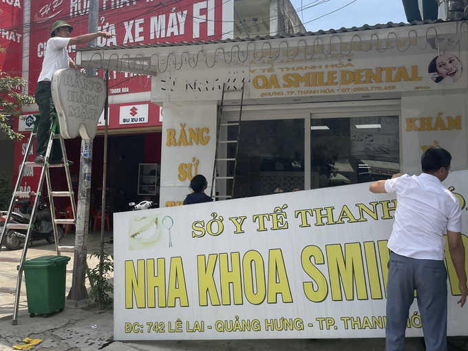 Cơ quan chức năng tháo dỡ biển quảng cáo Phòng khám nha khoa Smile Dental không phép.