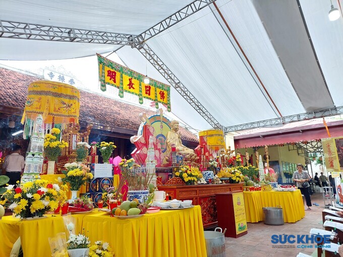 Ban thờ cầu nguyện tại chùa Phụng Lộc