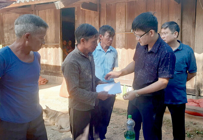 Lãnh đạo Phòng Giáo dục và Đào tạo huyện Mường Chà chia buồn, động viên gia đình có học sinh bị đuối nước. Ảnh: Báo Điện Biên