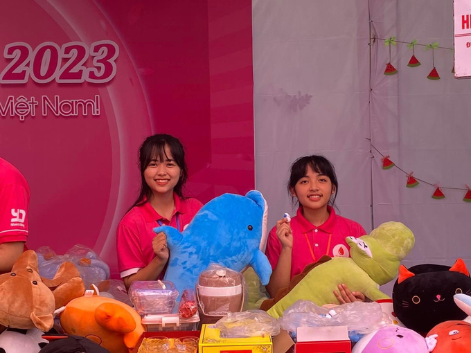 Nhiều phần quà hấp dẫn được trao cho người hiến máu tại Youth Day 2023