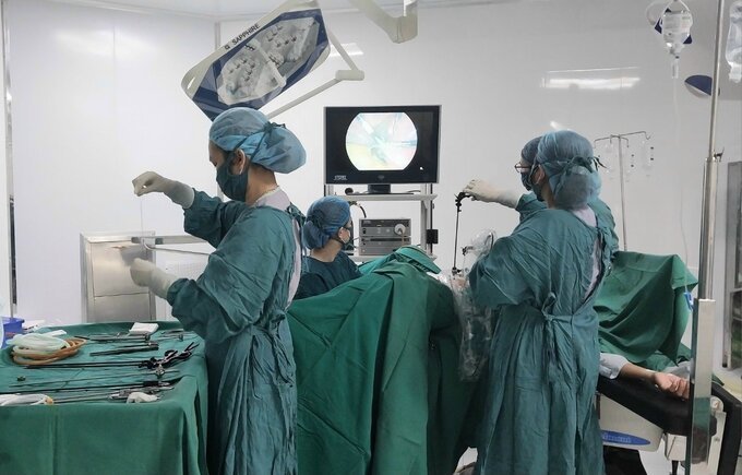 Ekip phẫu thuật thành công cắt tử cung có đa u xơ bủa vây cho người bệnh. Ảnh: Sở Y tế Phú Thọ
