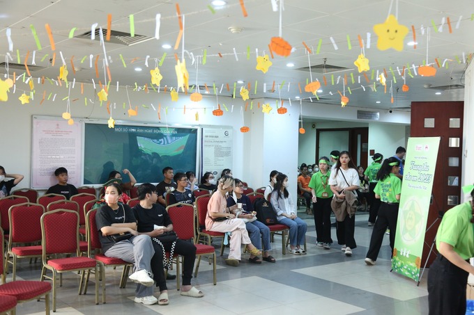 Đón chào những người đến tham gia hiến máu là sắc màu trung thu lung linh, dễ thương do các bạn tình nguyện viên thực hiện