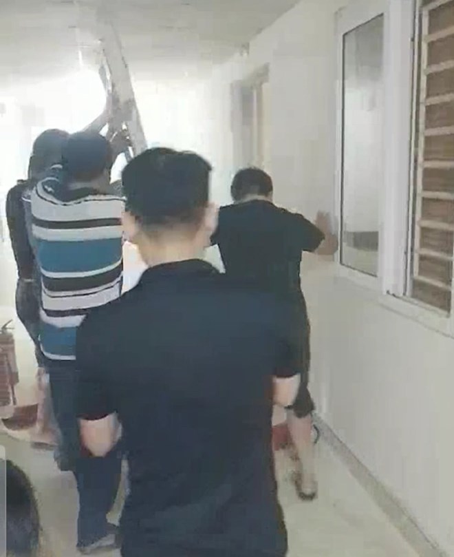 Người dân phá cửa dập lửa. Ảnh: LĐO