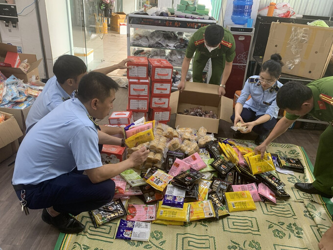 Cơ quan chức năng tăng cường kiểm tra mặt hàng bánh, kẹo phục vụ Tết Trung thu trên địa bàn TP.Vinh. Ảnh: Cục QLTT Nghệ An