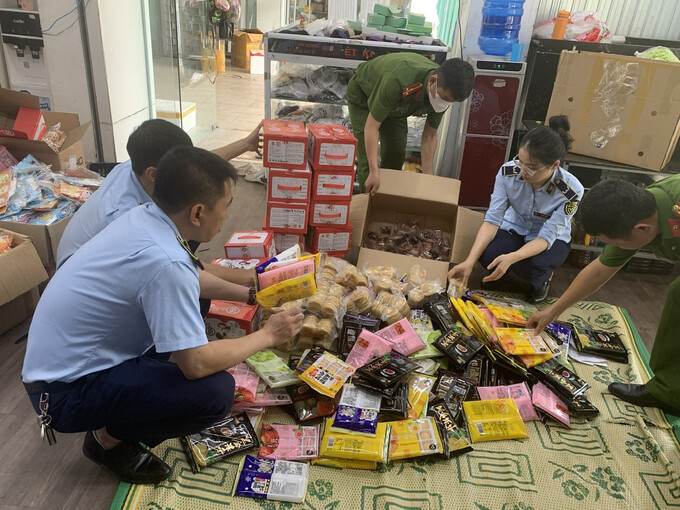 Cơ quan chức năng tăng cường kiểm tra mặt hàng bánh, kẹo phục vụ Tết Trung thu trên địa bàn TP. Vinh . Ảnh: Cục QLTT Nghệ An