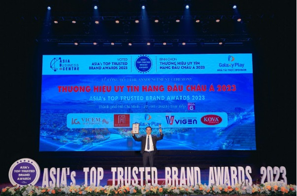 CEO Tony Vũ trong buổi nhận giải được tổ chức tại Thành phố Hồ Chí Minh  