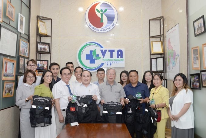 Chủ tịch HHNVS Việt Nam Ông Lê Văn Hiệp tặng quà lưu niệm cho Đoàn công tác của Hội GDCSSKCĐ Việt Nam trong dịp thăm và làm việc