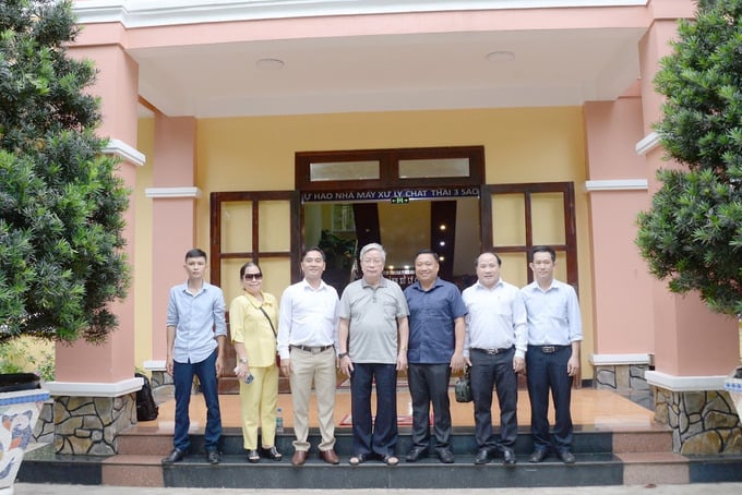 Ông Nguyễn Hồng Quân - Chủ tịch Trung ương Hội GDCSSKCĐ Việt Nam thăm Chi nhánh xử lý rác thải thuộc Công ty Cổ phần Nước – Môi trường Bình Dương tại TX. Bến Cát, Bình Dương