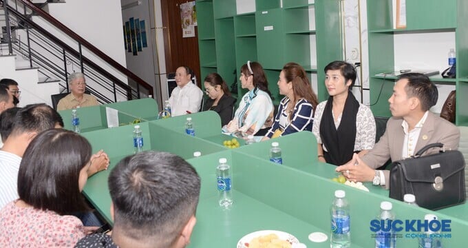 Chủ tịch Trung ương Hội Nguyễn Hồng Quân ghi nhận và đánh giá cao những thành tích mà Tạp chí Sức Khoẻ Cộng Đồng nói chung và VPĐD tại TPHCM nói riêng, đã đạt được trong thời gian qua