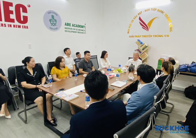 Chủ tịch Trung ương Hội, Nguyễn Hồng Quân trao đổi, chia sẻ cùng cán bộ, phóng viên Trung tâm Truyền thông sự kiện và đại diện các doanh nghiệp ngành sức khỏe, làm đẹp tại TPHCM