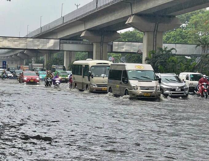 Người dân bì bõm, lội nước ngập để đi làm