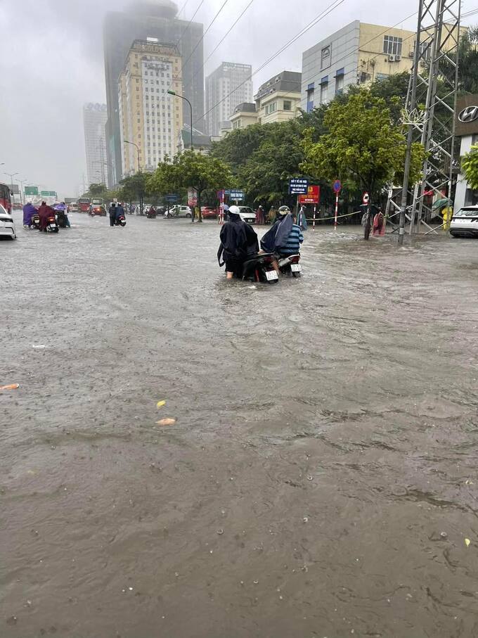 Mưa lớn gây ngập, nhiều phương tiện bị chết máy không thể di chuyển