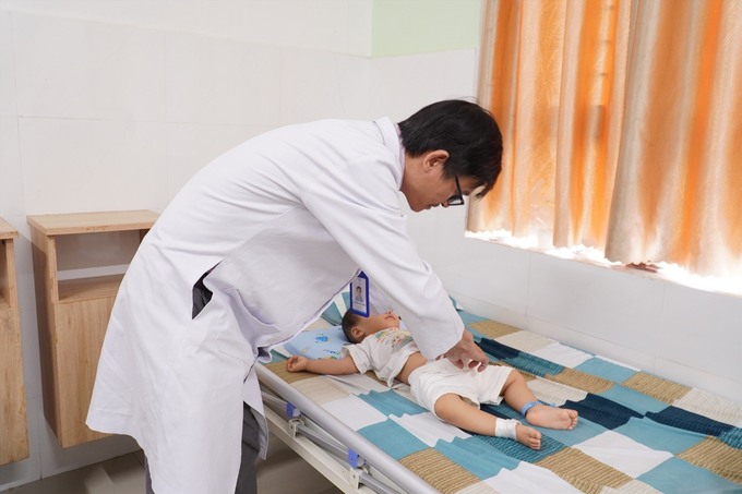 Hiện tại tình trạng của bé đã ổn định, hết đau, bìu không còn sưng. Ảnh: Báo Quảng Nam
