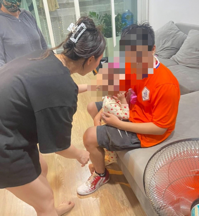 Cháu bé được lực lượng Cảnh sát PCCC và CNCH bàn giao lại cho gia đình. Ảnh: Phòng Cảnh sát PCCC và CNCH cung cấp (Báo Đắk Lắk)