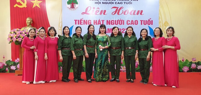 Cô Mai Hường cùng các thành viên trong CLB tham gia Liên hoan tiếng hát NCT