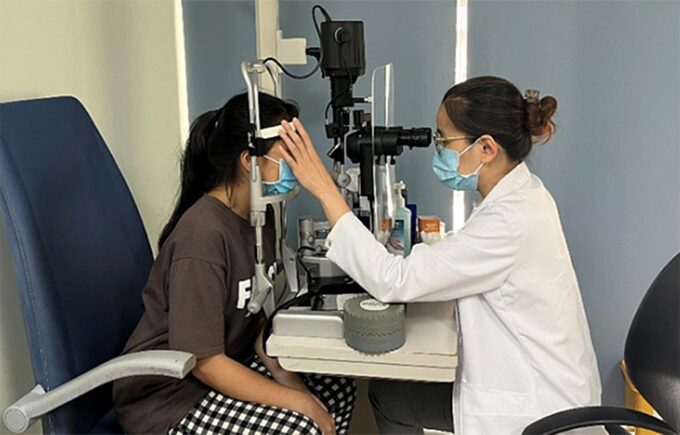 Bác sĩ Thư khám mắt cho một bệnh nhân. Ảnh: Bệnh viện Mắt Hà Nội 2