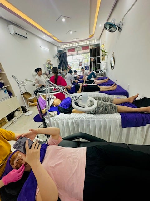 Khách hàng đến làm đẹp tại Én Beauty Spa rất đông, ai cũng đều tin tưởng vào sản phẩm cũng như tay nghề của nhân viên