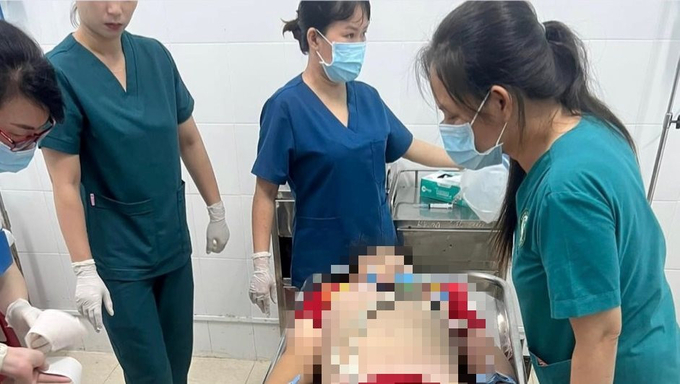 Em T được đưa đến bệnh viện cấp cứu nhưng không qua khỏi. Ảnh: Báo Bình Thuận