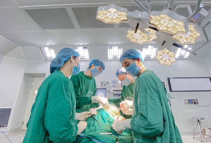 Bác sĩ phẫu thuật bóc tách khối u cho bệnh nhân. Ảnh: Báo Quảng Nam