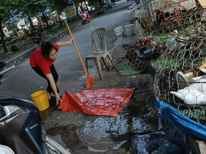 Nhiều lồng chứa gia cầm nằm ngổn ngang trên đường giao thông nội khu, ngay bên cạnh là chất thải sau khi giết, mổ