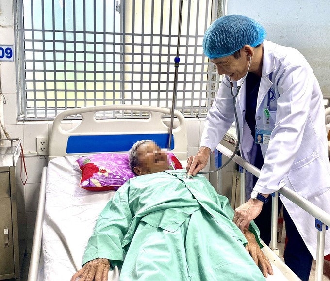 Bác sĩ kiểm tra sức khỏe cho bệnh nhân trước khi xuất viện. Ảnh: Báo Quảng Nam