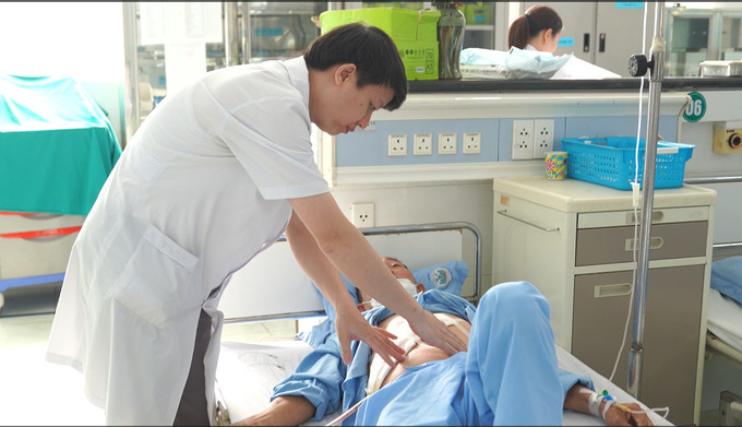 Bác sĩ thăm khám cho bệnh nhân L.N.T. sau phẫu thuật