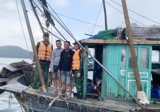Hai ngư dân khi được Bộ đội biên phòng vớt lên tàu thành công. Ảnh: Báo Quảng Ninh
