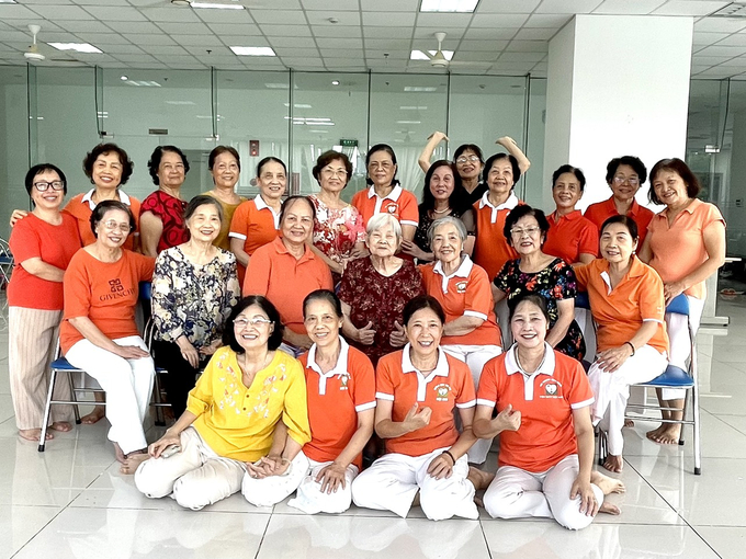 Cụ bà Trịnh Thị Viện (ngồi giữa, hàng thứ hai) và cụ Lê Kim Vinh (thứ hai từ phải qua, hàng thứ hai) chụp ảnh cùng các hội viên